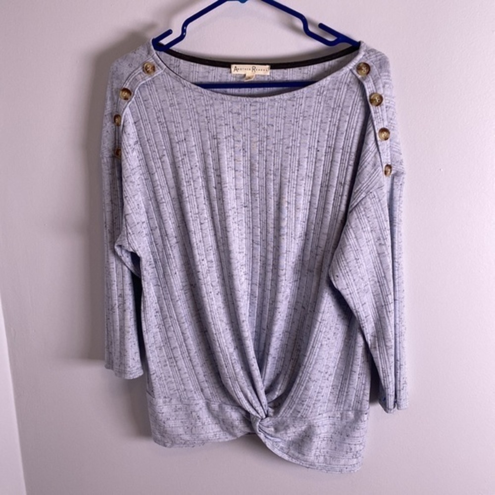 Twist hem shirt shoulder buttons